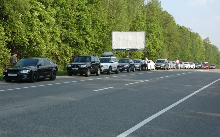 Почти 600 узбекских мигрантов застряли на административной границе из-за закрытия государственных границ России