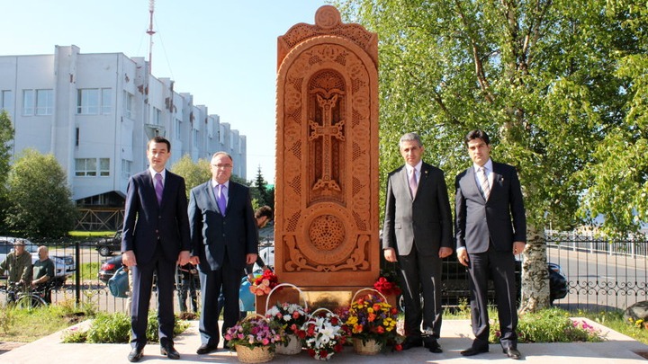В Архангельске открыли памятник российско-армянской дружбе