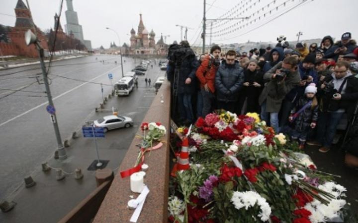 СМИ: Националисты подрались с волонтерами на месте гибели Немцова