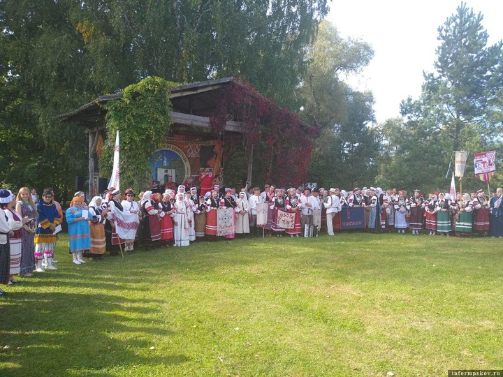 Народные гуляния сето из двух стран прошли в Псковской области