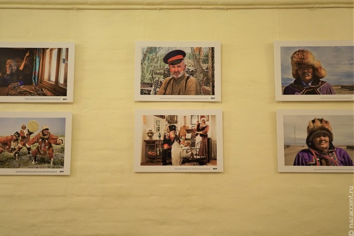 Выставка фотографий народов России открылась в Доме народного творчества