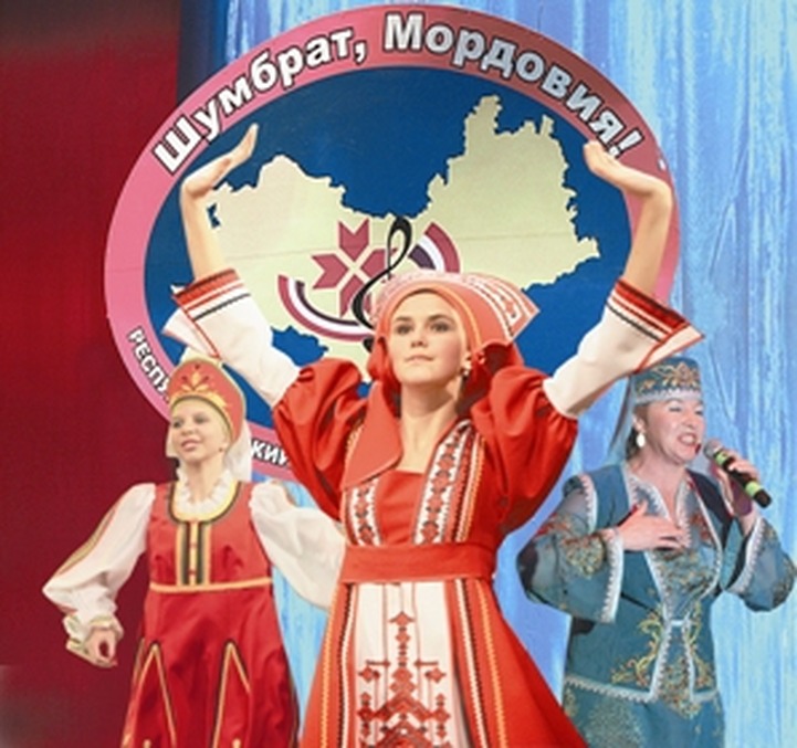 На фестивале "Шумбрат, Мордовия!" звучат русские, мокшанские и эрзянские песни