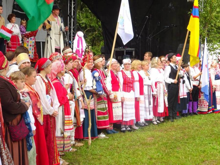 На дне сетуского королевства в Обинице выступили российские ансамбли