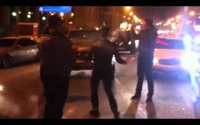 Участники автопробега в поддержку Путина танцуют лезгинку