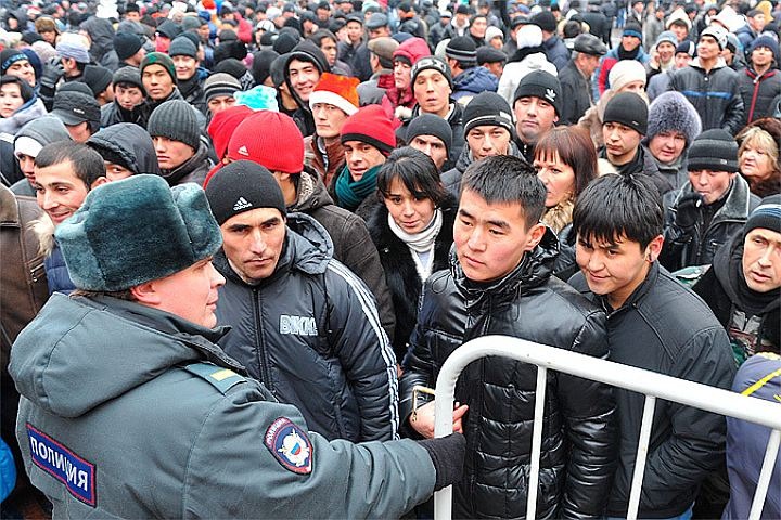 Националисты призвали ограничить миграцию после пожара в Москве