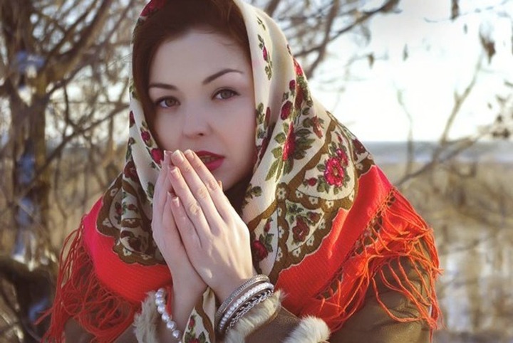 Журналистка сфотографировалась в платке и стала героиней националистических пабликов