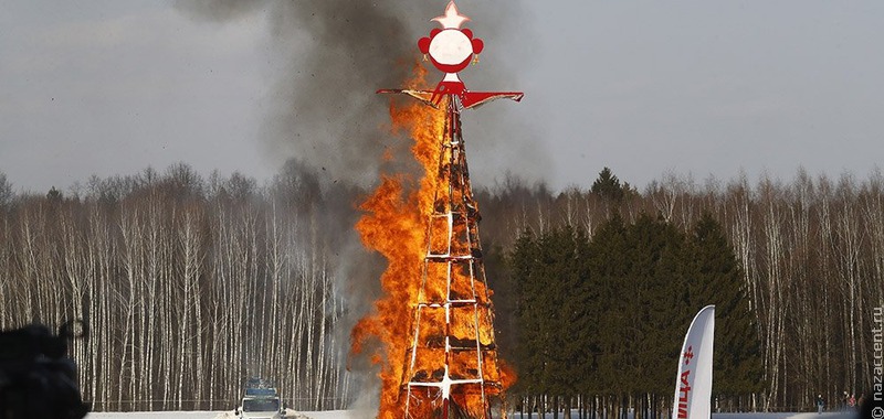 Масленичные гуляния в России закончились сожжением самого высокого чучела