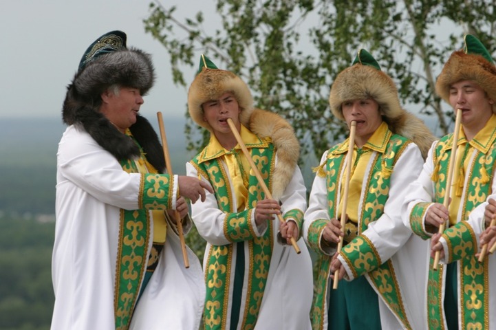 Жителей трех регионов России научат играть на курае