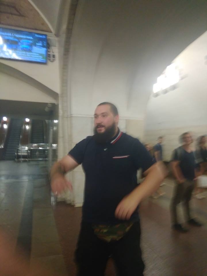 В московском метро нацист избил девушку, попросившую его быть потише