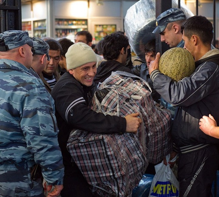 Власти столичного региона хотят сделать обязательными загранпаспорта для мигрантов из СНГ
