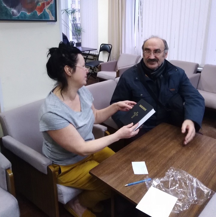 В Центральной городской библиотеке Пскова появилась библия на цыганском языке