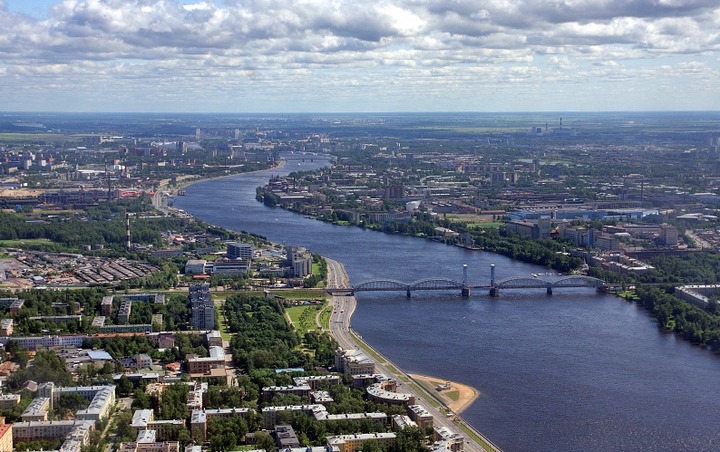 Жительницу Петербурга будут судить за националистский плакат на балконе