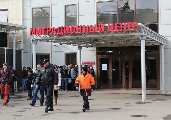Чиновники пообщались с иностранцами в подмосковном миграционном центре
