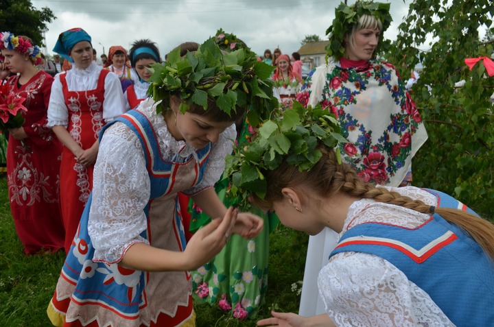Традиционное гуляние на Троицу в курском селе Саморядово