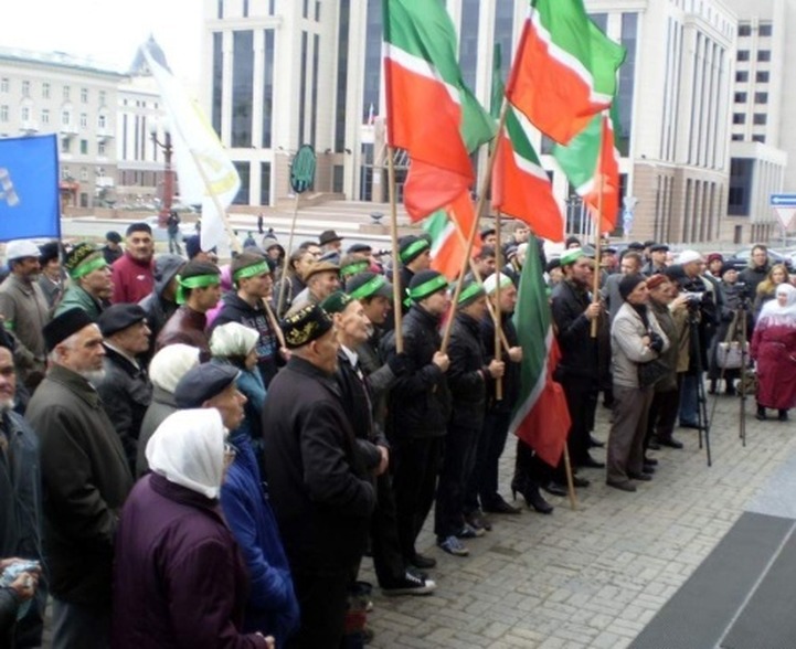 Татарские националисты вышли на митинг против выселения их штаба