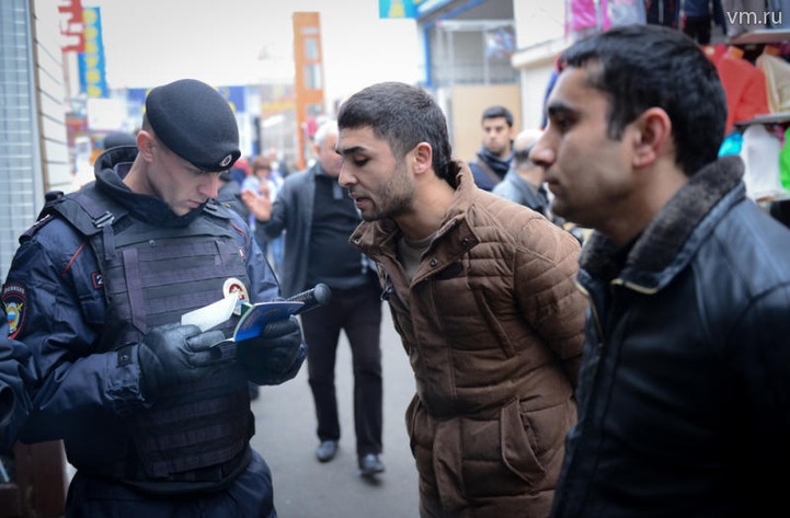 Полиция Москвы в ходе рейда в торговом центре задержала более 300 мигрантов