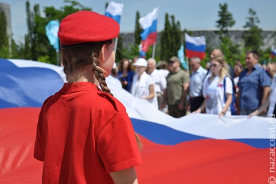 Казачья джигитовка и танец эвенков: как россияне встретили День российского флага
