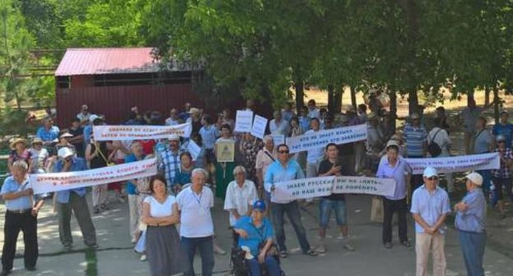 В Элисте прошел митинг против закона о добровольном изучении родного языка