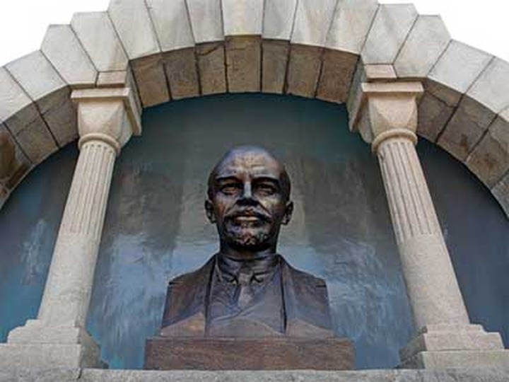 В Челябинске вандалы изрисовали бюст Ленина свастикой