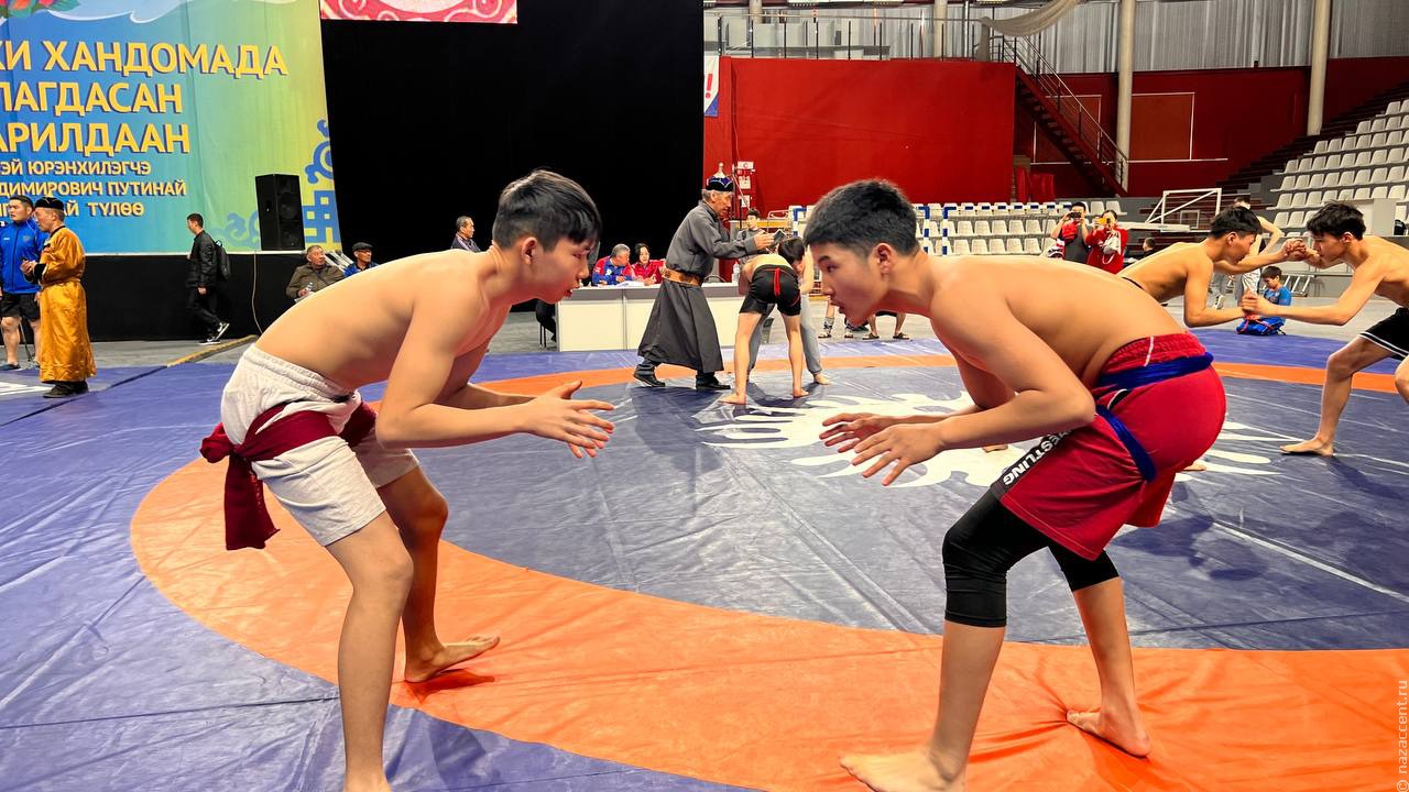 В Улан-Удэ завершился XV международный турнир по бурятской национальной борьбе