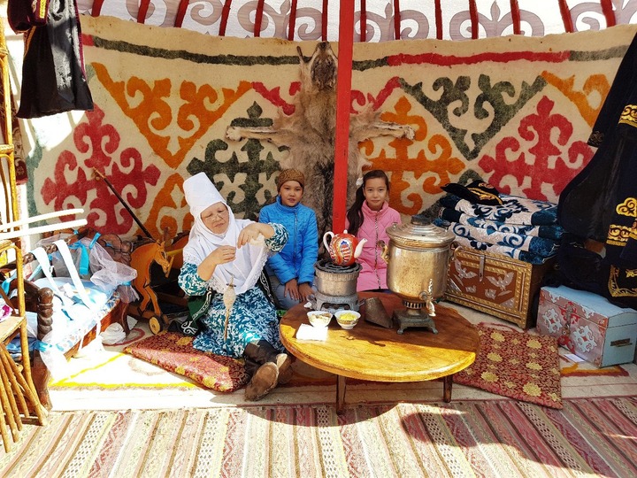 Казахи устроили в Астраханской области праздник с юртами и каруселями
