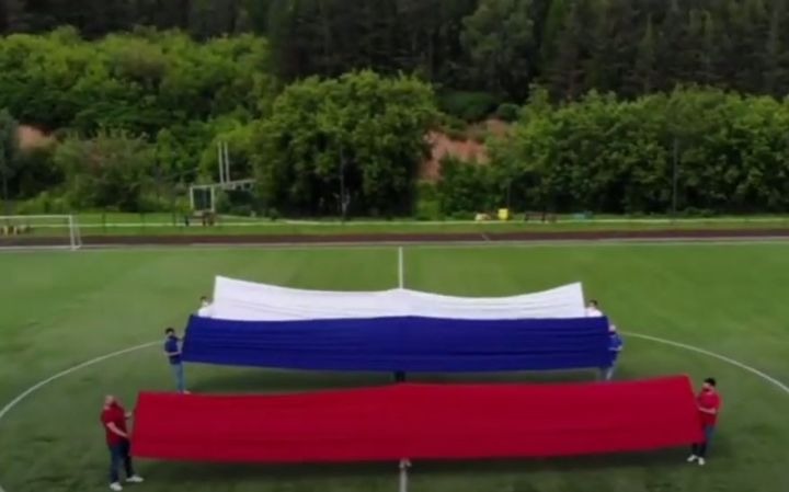 В Татарстане станцевали в народных костюмах в честь Дня России