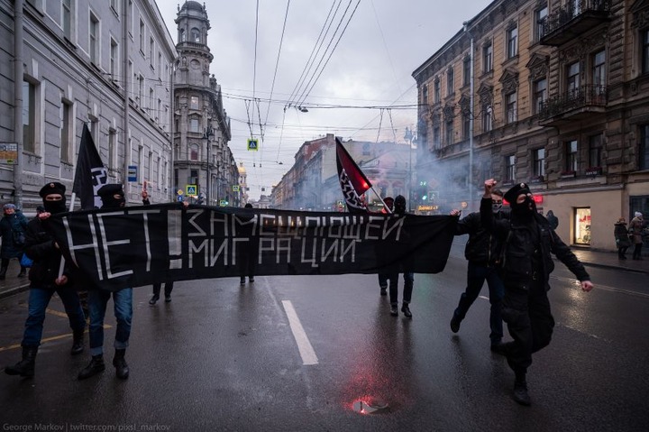 В Петербурге неизвестные в балаклавах протестовали против замещающей миграции