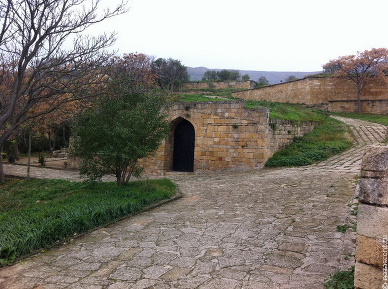 В Дербенте начали реставрацию крепостной стены, признанной объектом культурного наследия