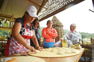 На фестивале в Адыгее установили рекорд по одновременному поеданию адыгейского сыра