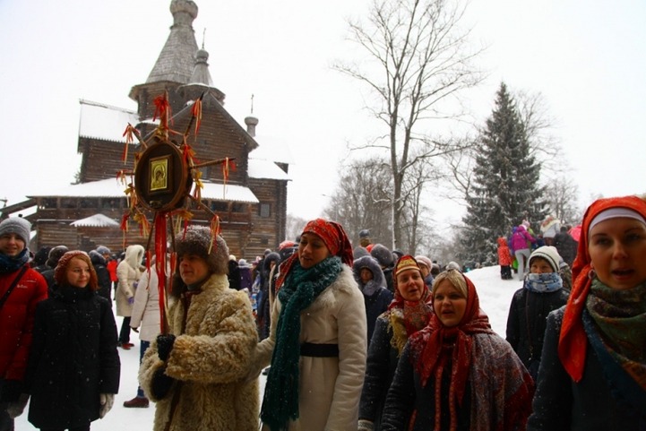 В новгородских Витославлицах устроили гулянья, святки и колядки
