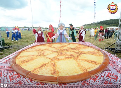 Гигантскую мокшанскую ватрушку испекли на мордовском фестивале "Кургоня"