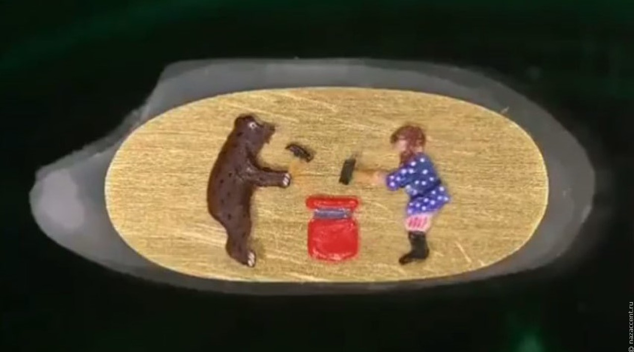 Новосибирский "левша" поместил русскую деревянную игрушку на рисовое зернышко