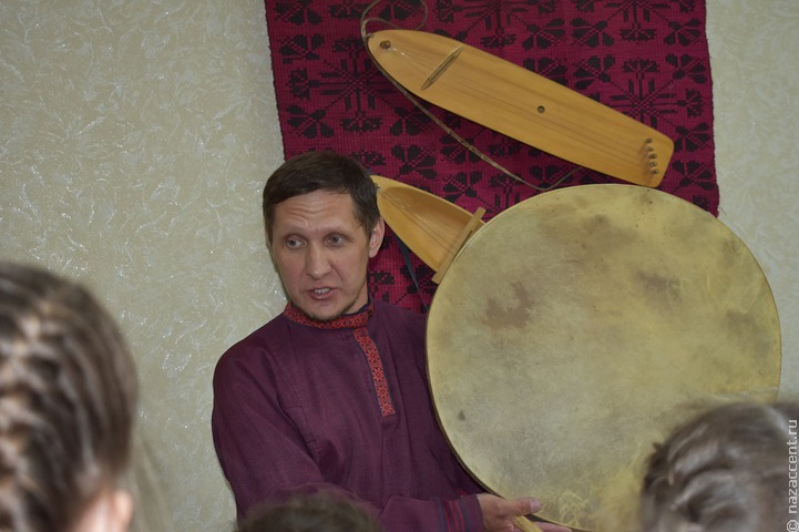 Экспозицию музыкальных инструментов удмуртов представили в удмуртском селе