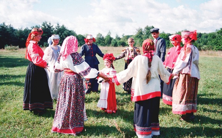 На вечерках коленца выкинуть!
