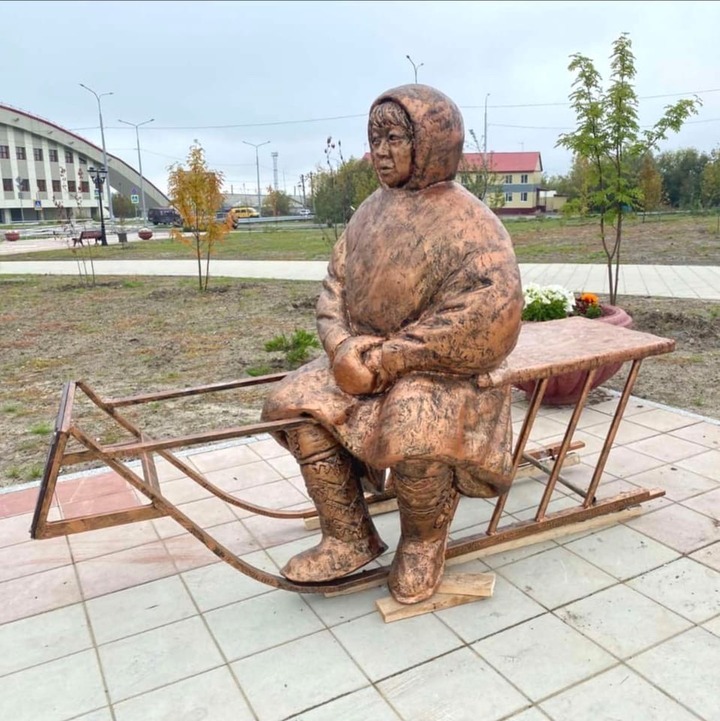 В Лабытнанги установили скульптуру оленевода