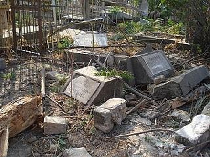 Волгоградские националисты разрушили кладбище езидов