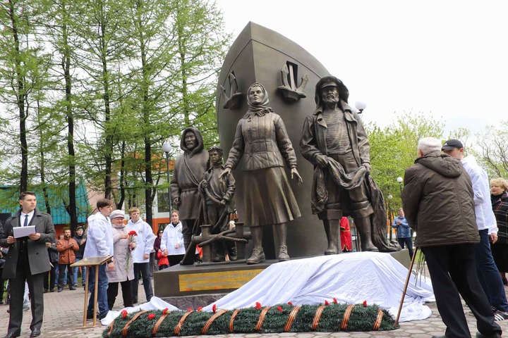 Памятник труженикам тыла с фигурами оленевода и рыбака открыли на Камчатке