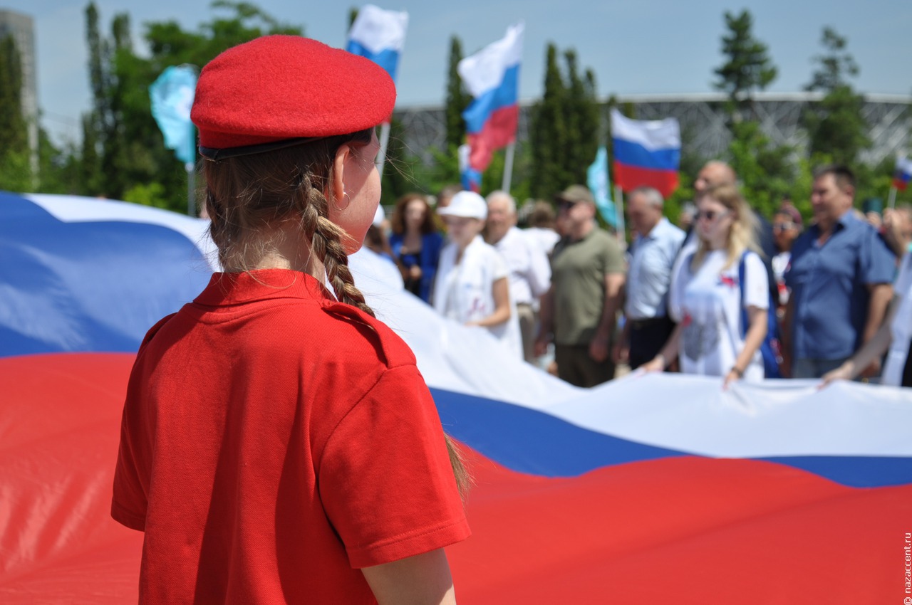 Российский флаг обязали вывешивать на всех образовательных учреждениях