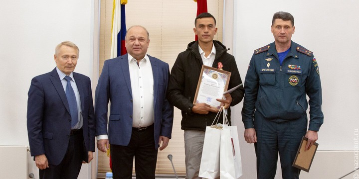 Мигранта из Узбекистана наградили медалью за спасение москвички из горящей квартиры