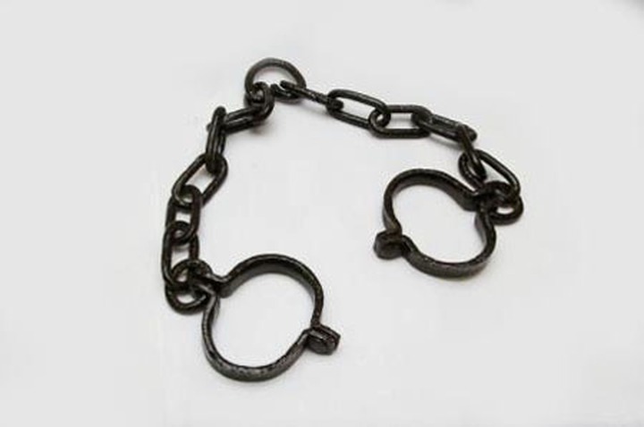 В Дагестане проверяют сведения об удержании девушки на цепи из-за аморального поведения
