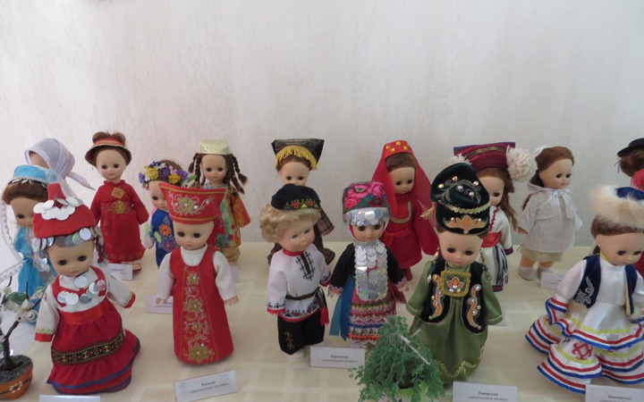 Куклы в национальных костюмах из коллекции Дома дружбы народов Татарстана