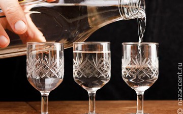 Рюмка водки на столе