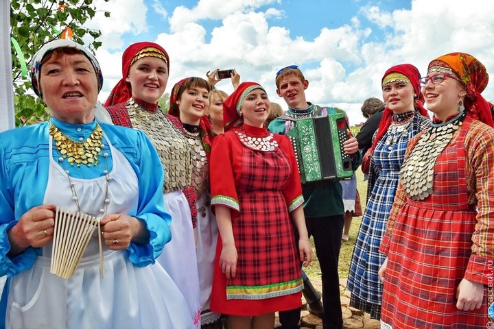 В плетении кос из ткани посоревновались на Гербере в Удмуртии
