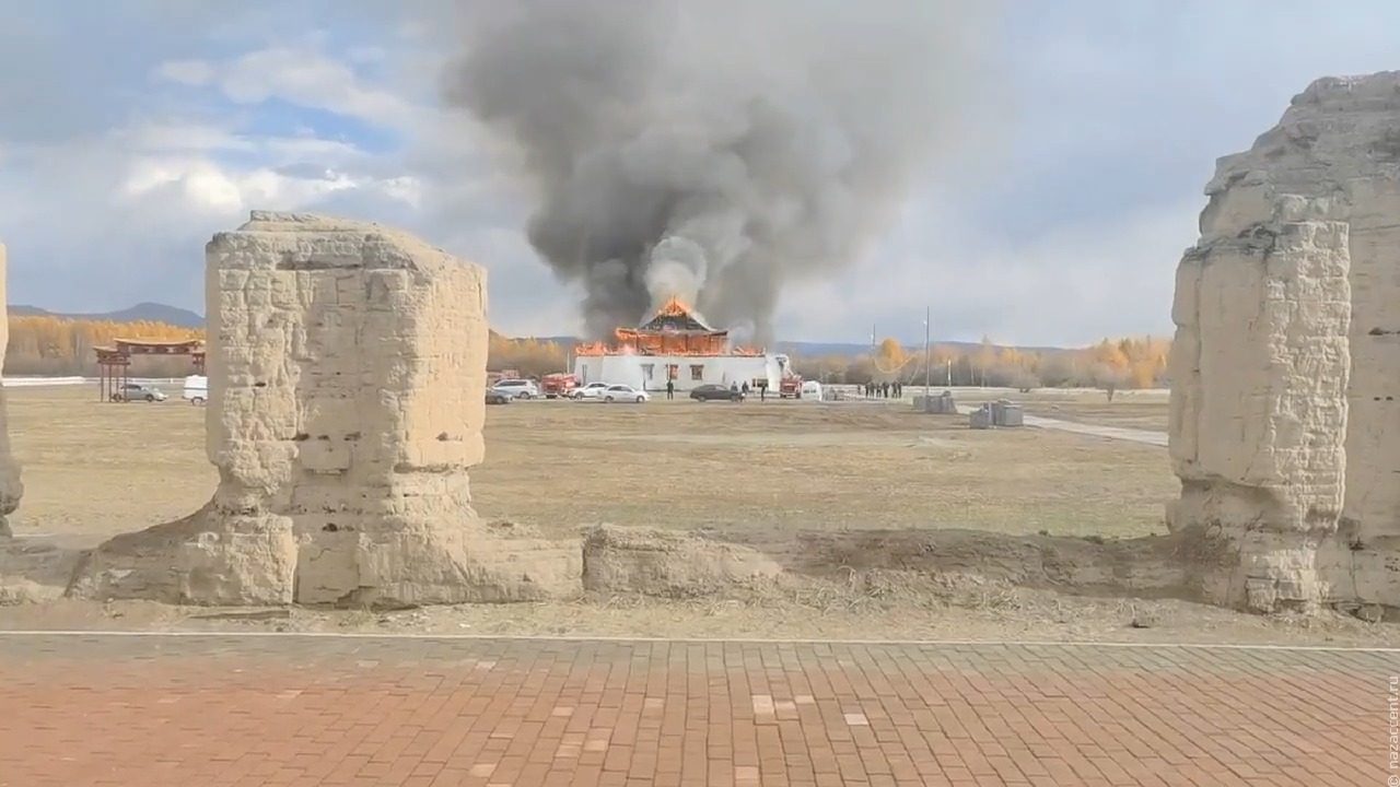 Мощный пожар уничтожил крупнейший буддийский храм в Тыве