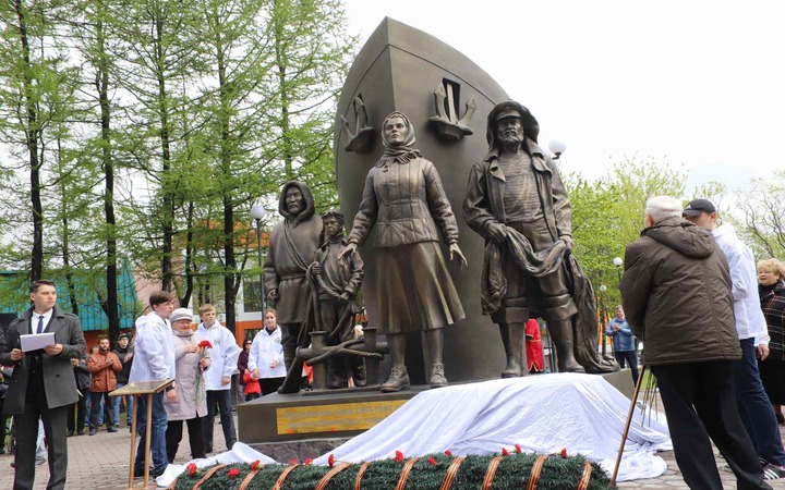 Памятник труженикам тыла с фигурами оленевода и рыбака открыли на Камчатке