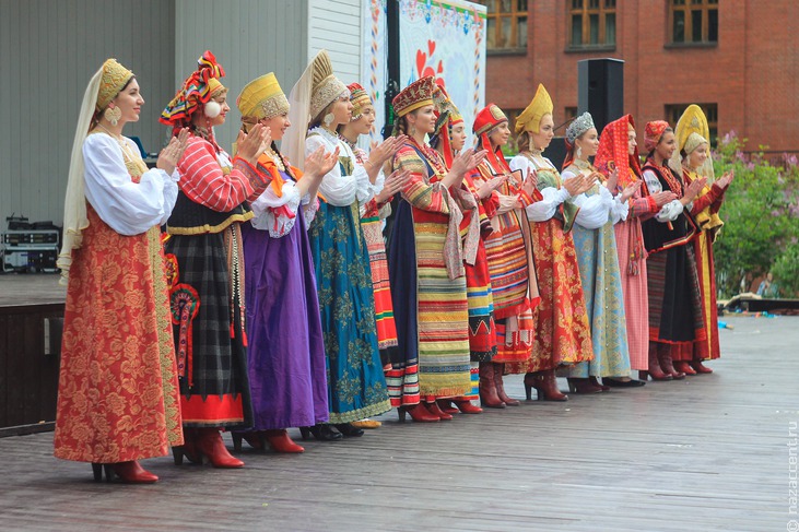 Показ этномод на "Самоварфесте" в Москве - Национальный акцент
