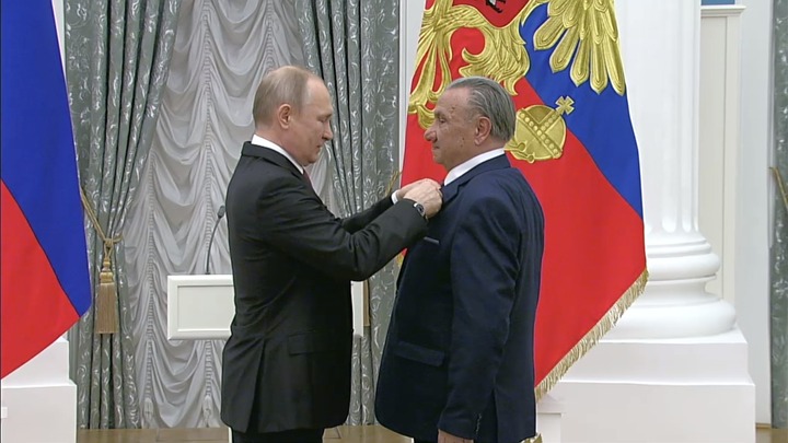 Владимир Путин вручил медаль Героя Труда адыгскому писателю Исхаку Машбашеву