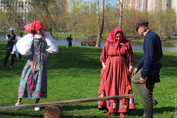 Гуляния на Красную горку в Москве - Национальный акцент