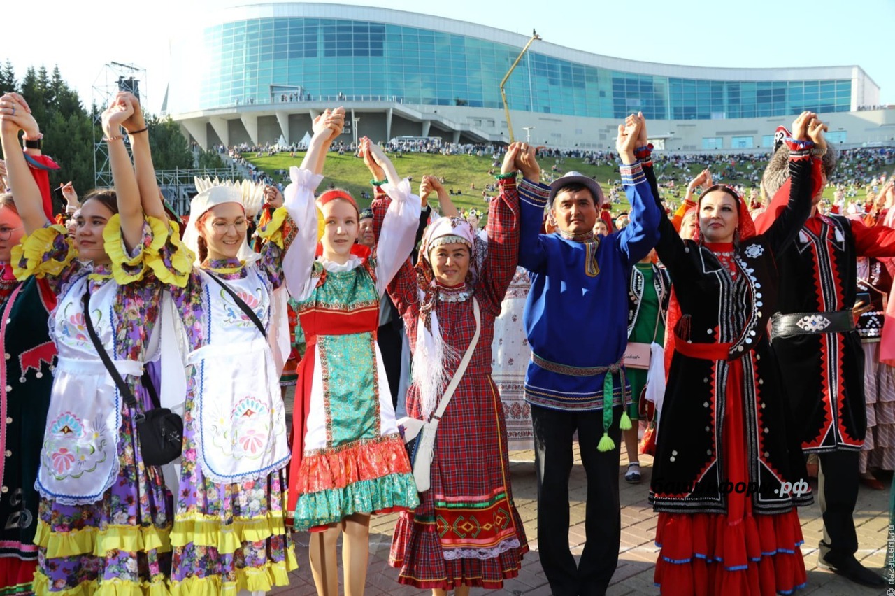В Башкирии почти три тысячи человек установили рекорд по хороводу в национальных костюмах