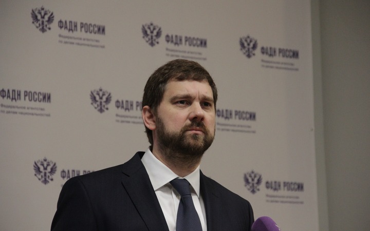 Баринов предложил преподавать в начальной школе на двух языках